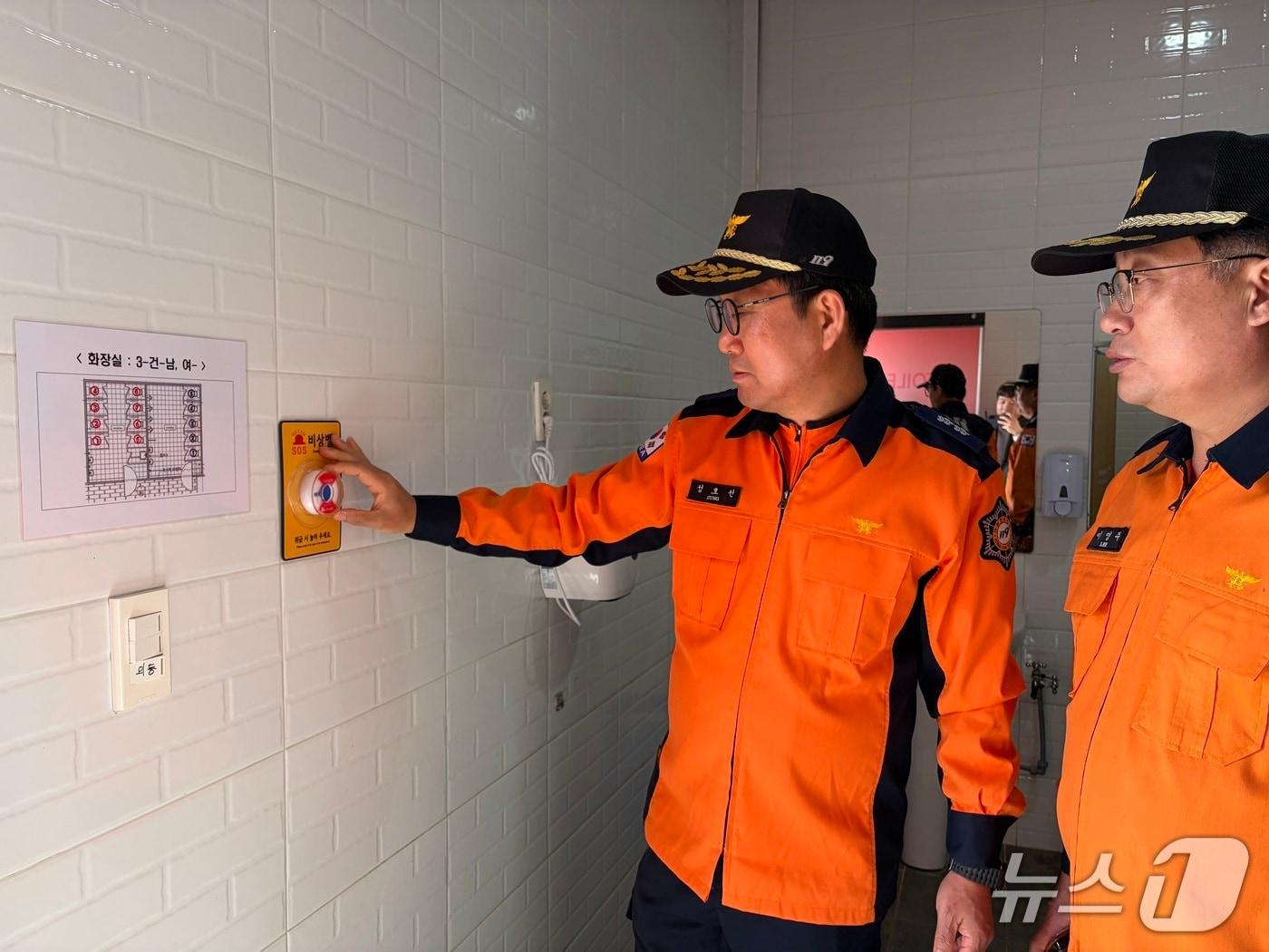 본문 이미지 - 성호선 충남소방본부장이 21일 태안국제원예치유박람회 개막을 앞두고 현장 점검에 나선 모습. (충남소방본부 제공, 재판매 및 DB금지) / 뉴스1