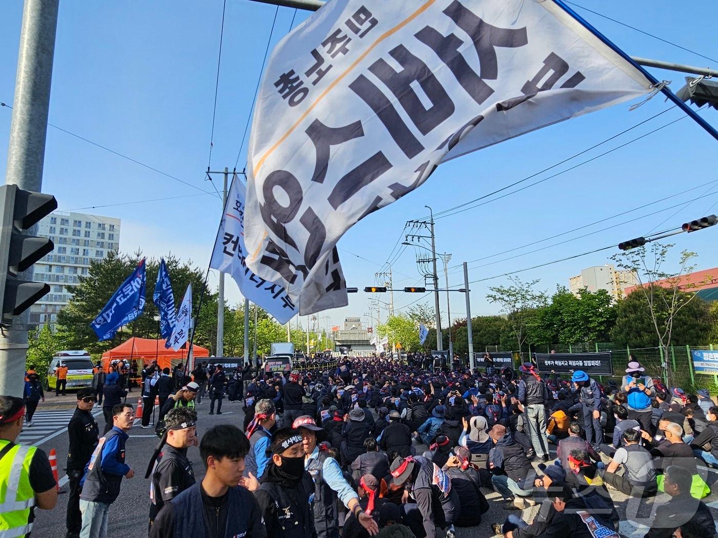 본문 이미지 - 경남 진주 CU진주물류센터에서 열린 화물연대 집회 현장에서 1명이 숨지고 2명이 다친 가운데 화물연대본부가 이를 규탄하는 결의대회를 하고 있다. 2026.4.21 ⓒ 뉴스1 한송학 기자