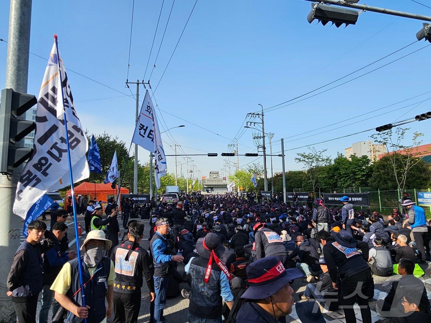 본문 이미지 - 경남 진주 CU진주물류센터에서 열린 화물연대 집회 현장에서 1명이 숨지고 2명이 다치면서 21일 화물연대본부가 이를 규탄하는 결의 대회를 갖고 있다. 2026.4.21 ⓒ 뉴스1 한송학 기자