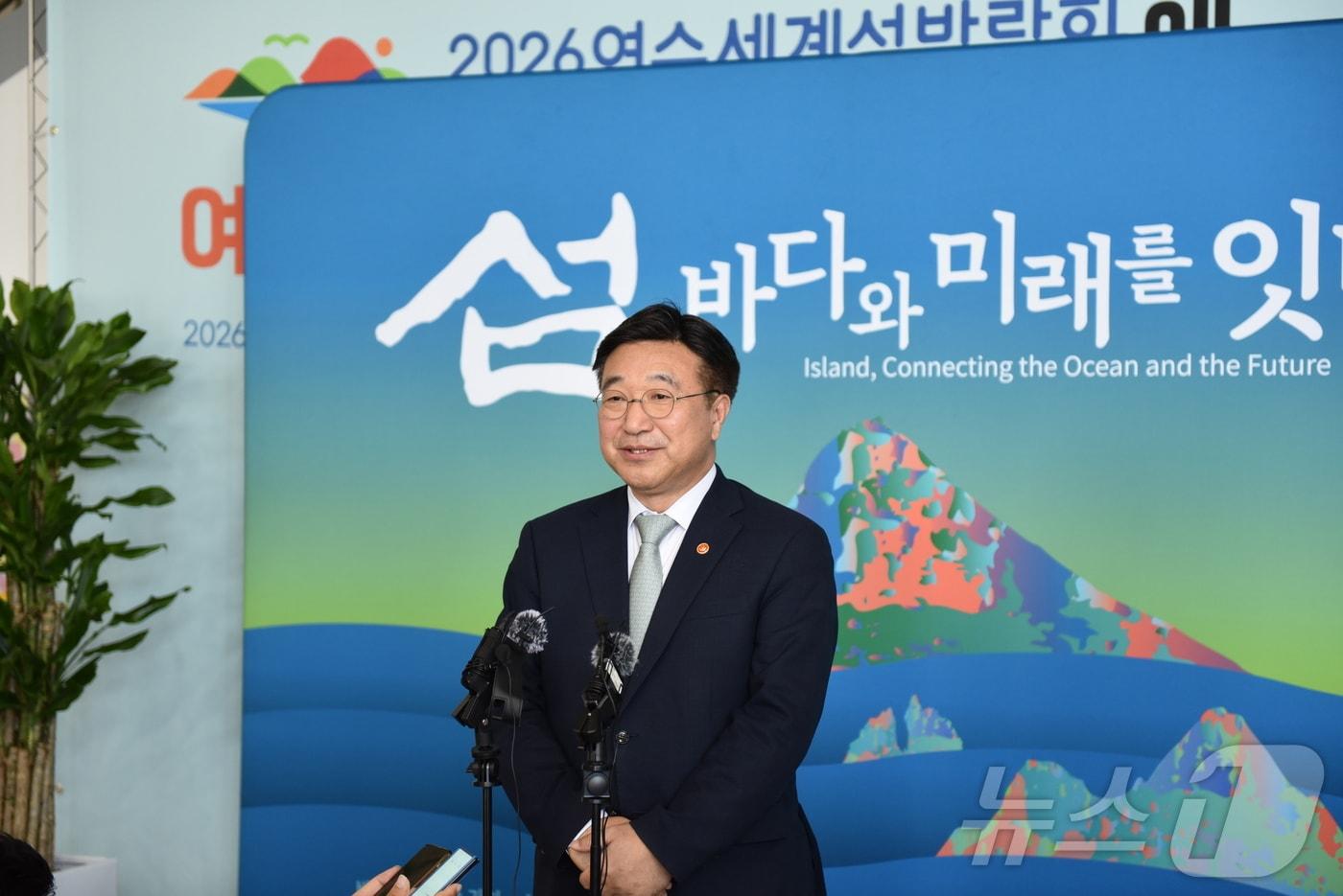 본문 이미지 - 윤호중 행정안전부 장관이 21일 2026 여수 세계섬박람회 점검을 위해 여수를 방문, 기자들의 질의에 대답하고 있다 2026.4.21 ⓒ 뉴스1 김성준 기자