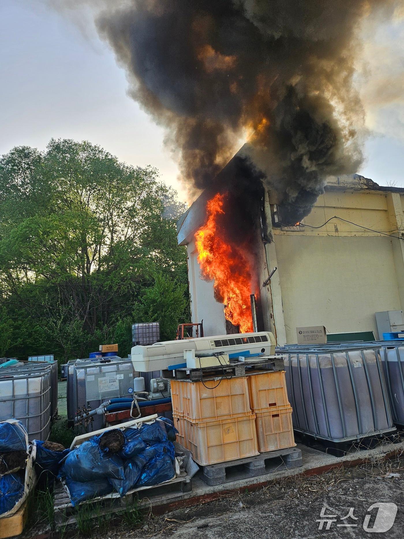 본문 이미지 - 21일 오후 전남 나주 한 화학비료 업체 공장에서 불이 난 모습.(전남소방본부 제공. 재판매 및 DB 금지)