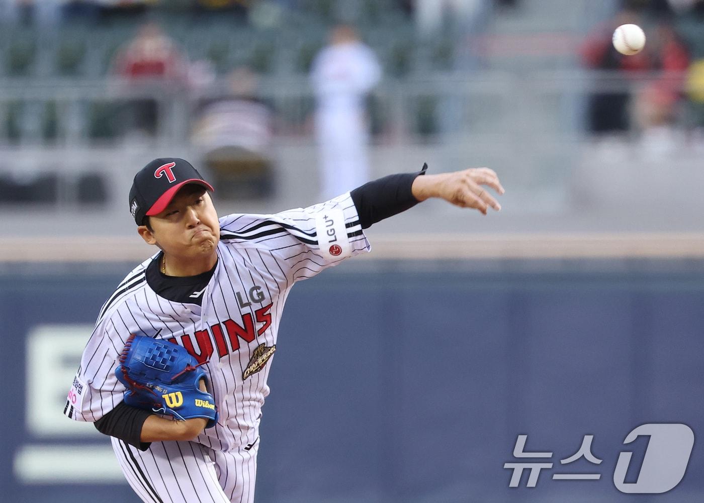 본문 이미지 - 21일 서울 송파구 잠실야구장에서 열린 '2026 신한 SOL KBO리그' 한화 이글스와 LG 트윈스의 경기에서 LG 선발 송승기가 역투하고 있다. 2026.4.21 ⓒ 뉴스1 김성진 기자