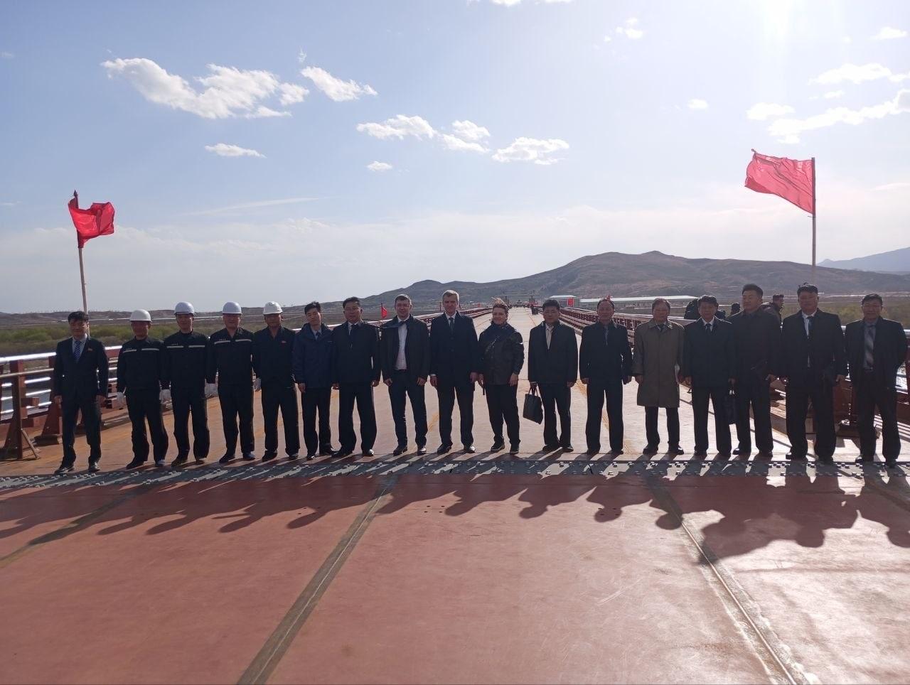 본문 이미지 - 북한 주재 러시아 대사관은 21일 텔레그램을 통해 북러 국경에서 양국 간 두만강 교량 연결식이 열렸다고 밝혔다. (주북러시아대사관 텔레그램 갈무리)