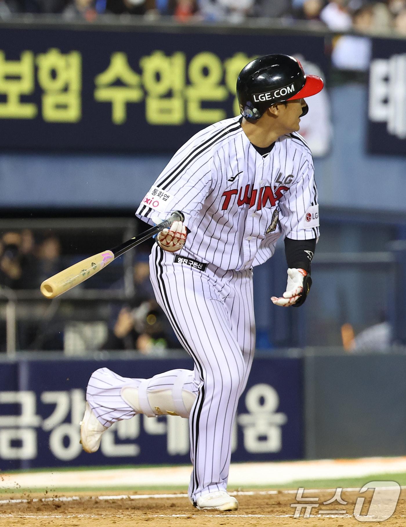본문 이미지 - 21일 서울 송파구 잠실야구장에서 열린 '2026 신한 SOL KBO리그' 한화 이글스와 LG 트윈스의 경기, LG 송찬의가 4회말 1사 2,3루 상황에서 2타점 적시타를 치고 있다. 2026.4.21 ⓒ 뉴스1 김성진 기자