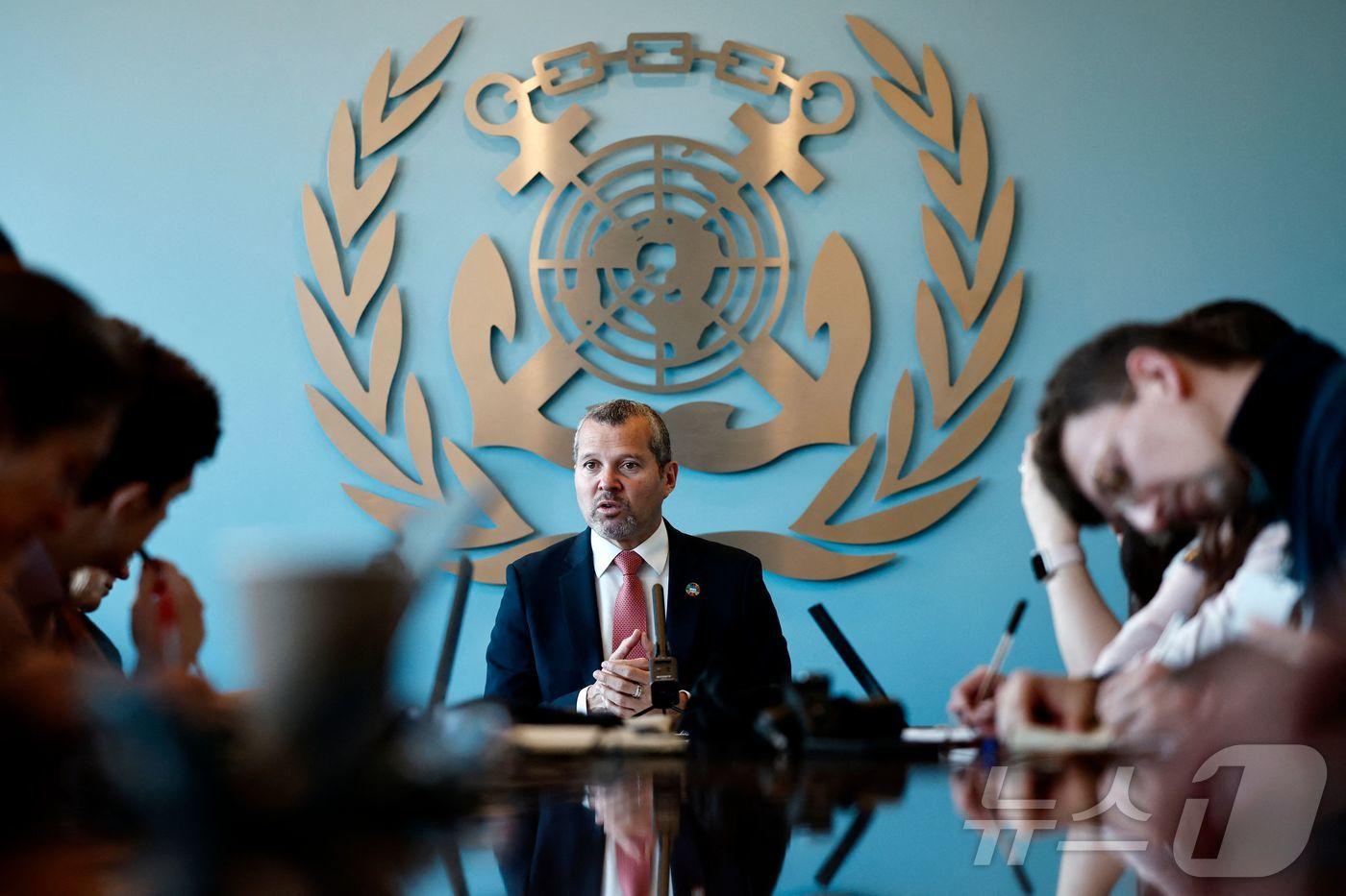 본문 이미지 - 아르세니오 도밍게스 국제해사기구(IMO) 사무총장이 지난 2025년 1월 14일(현지시간) 영국 런던 소재 IMO 본부에서 연설하고 있다. 2025.04.04. ⓒ AFP=뉴스1