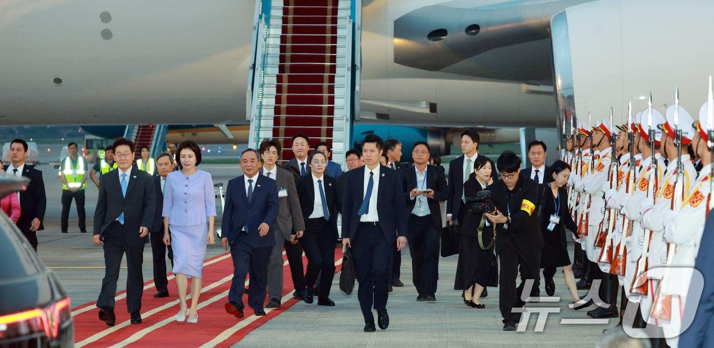 본문 이미지 - 베트남을 국빈 방문하는 이재명 대통령과 김혜경 여사가 21일(현지시간) 하노이 노이바이 국제공항에 도착해 이동하고 있다. 2026.4.21 ⓒ 뉴스1 이재명 기자