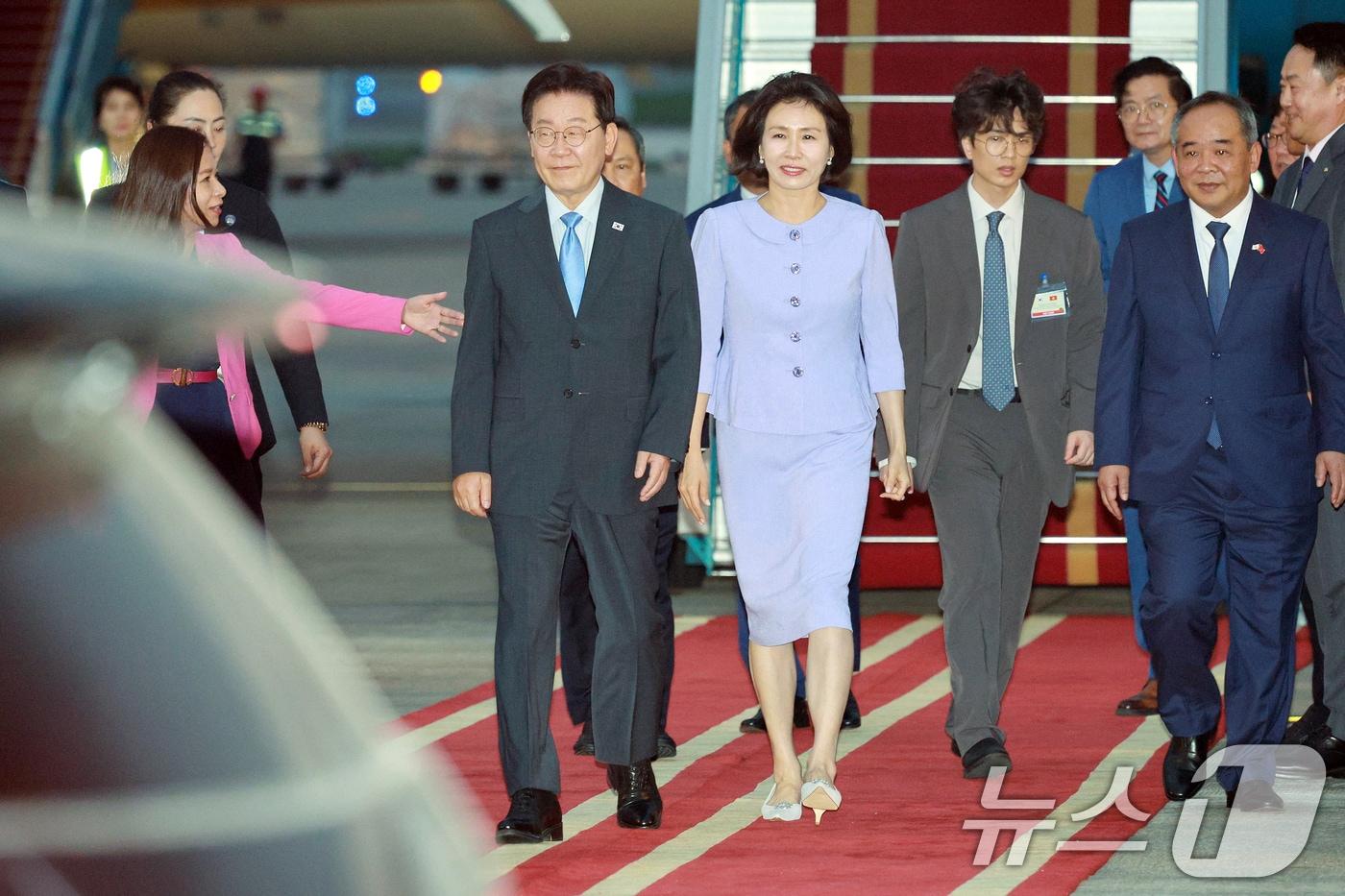 본문 이미지 - 베트남을 국빈 방문하는 이재명 대통령과 김혜경 여사가 21일(현지시간) 하노이 노이바이 국제공항에 도착해 이동하고 있다. 2026.4.21 ⓒ 뉴스1 이재명 기자
