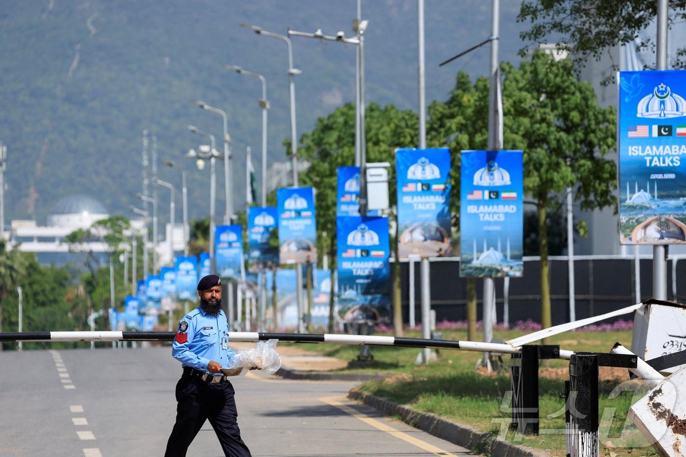 본문 이미지 - 21일(현지시간) 미국·이란의 2차 평화협상 개최를 준비 중인 파키스탄 이슬라마바드에서 경찰관이 세레나 호텔 구내를 걷고 있다. 2026.04.21. ⓒ 로이터=뉴스1