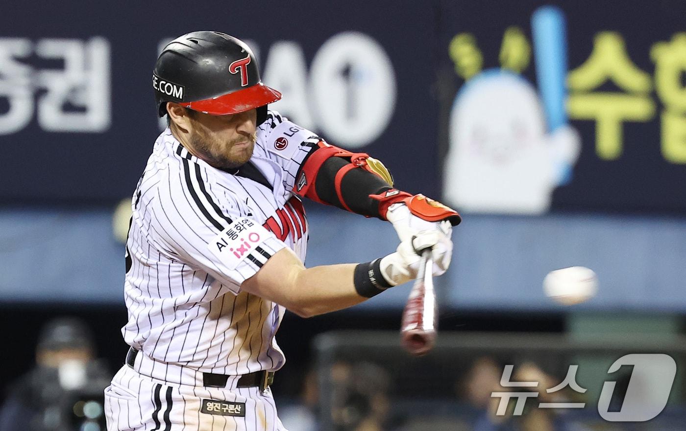 본문 이미지 - 21일 서울 송파구 잠실야구장에서 열린 '2026 신한 SOL KBO리그' 한화 이글스와 LG 트윈스의 경기, LG 오스틴이 7회말 2사 2루 상황에서 1타점 적시타를 치고 있다. 2026.4.21 ⓒ 뉴스1 김성진 기자