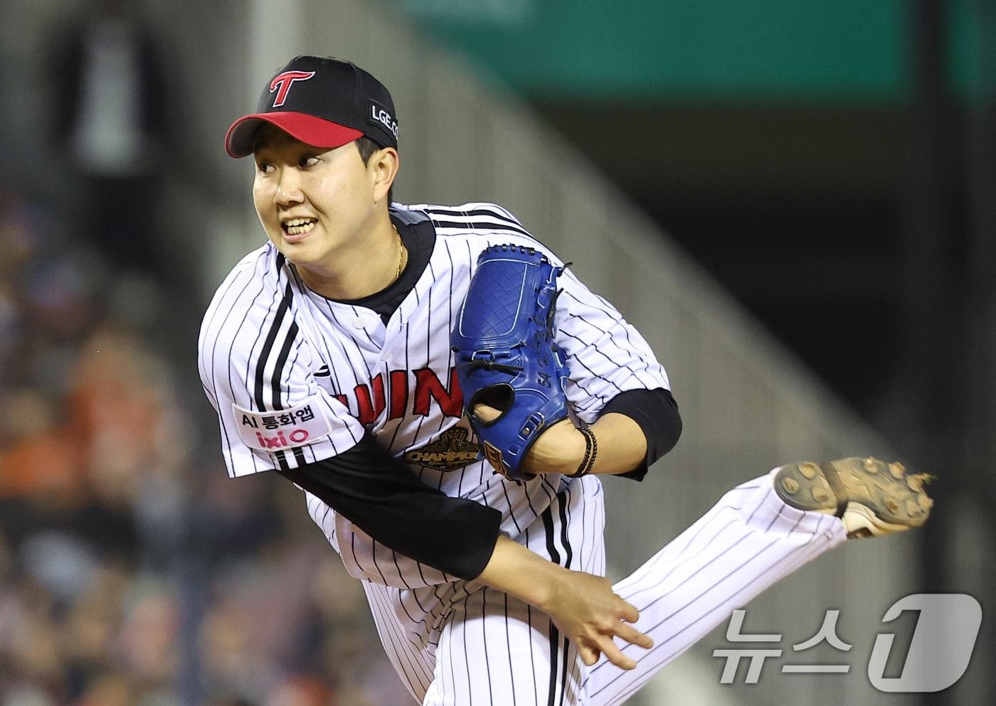본문 이미지 - 21일 서울 송파구 잠실야구장에서 열린 '2026 신한 SOL KBO리그' 한화 이글스와 LG 트윈스의 경기, LG 마무리 유영찬이 9회초 마운드에 올라 투구하고 있다. 2026.4.21 ⓒ 뉴스1 김성진 기자