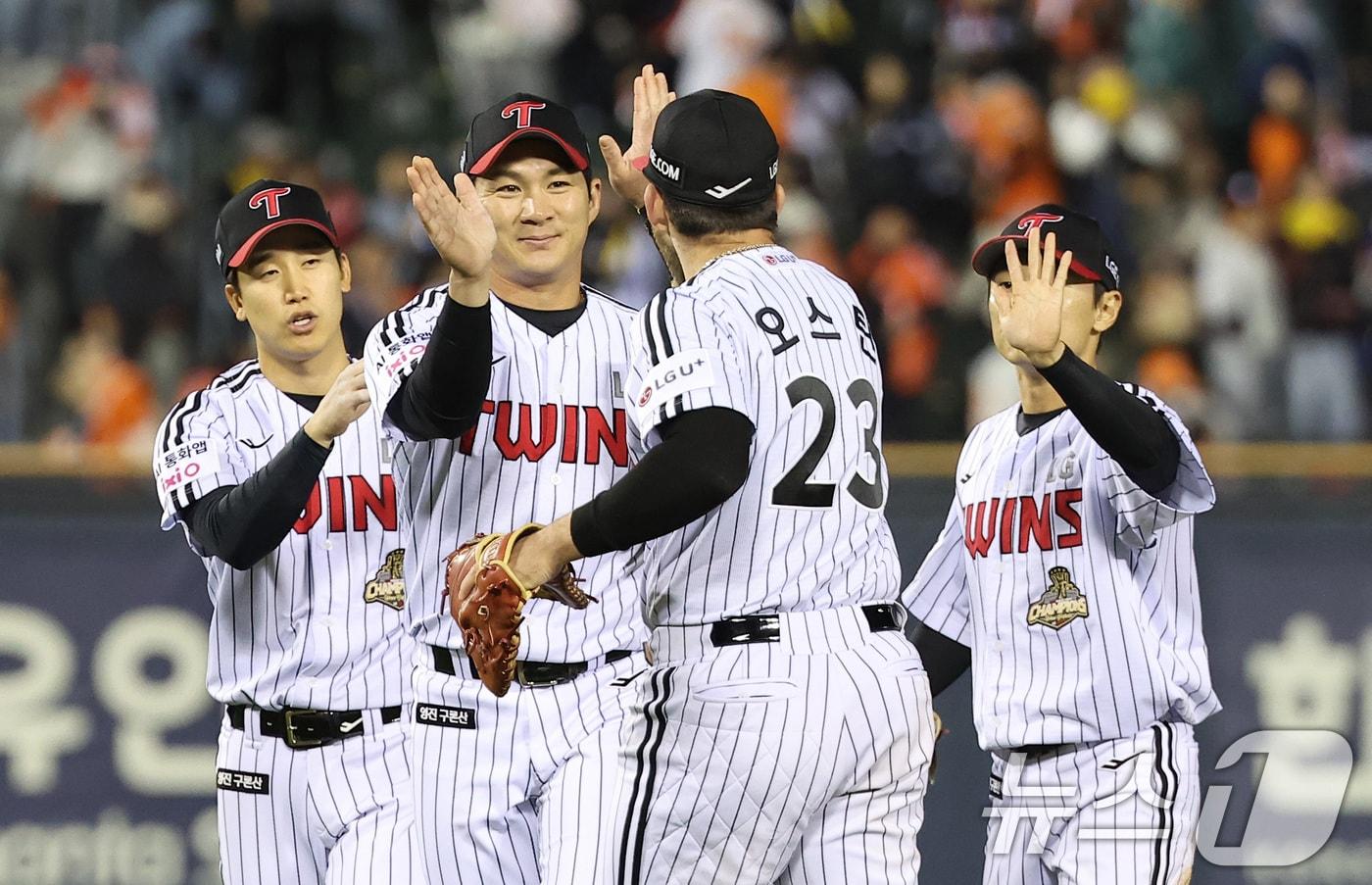 본문 이미지 - LG 선수들이 21일 서울 송파구 잠실야구장에서 열린 '2026 신한 SOL KBO리그' 한화 이글스와 LG 트윈스의 경기에서 6-5로 승리를 거둔 후 하이파이브를 하고 있다. 2026.4.21 ⓒ 뉴스1 김성진 기자
