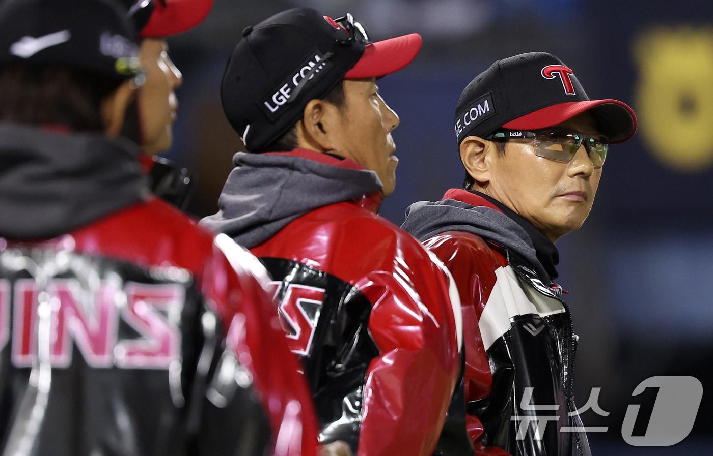본문 이미지 - LG 염경엽 감독이 21일 서울 송파구 잠실야구장에서 열린 '2026 신한 SOL KBO리그' 한화 이글스와 LG 트윈스의 경기에서 6-5로 승리를 거둔 후 선수들을 바라보고 있다. 2026.4.21 ⓒ 뉴스1 김성진 기자