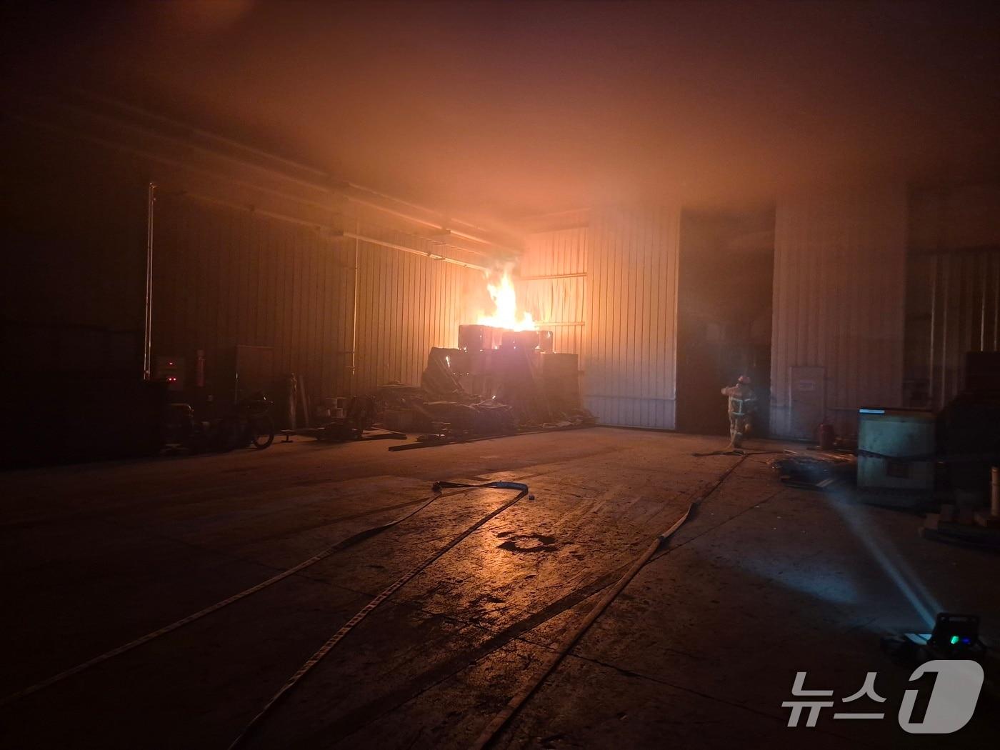 본문 이미지 -  서산 성연면 공장 화재 현장. (서산소방서 제공, 재판매 및 DB금지) / 뉴스1
