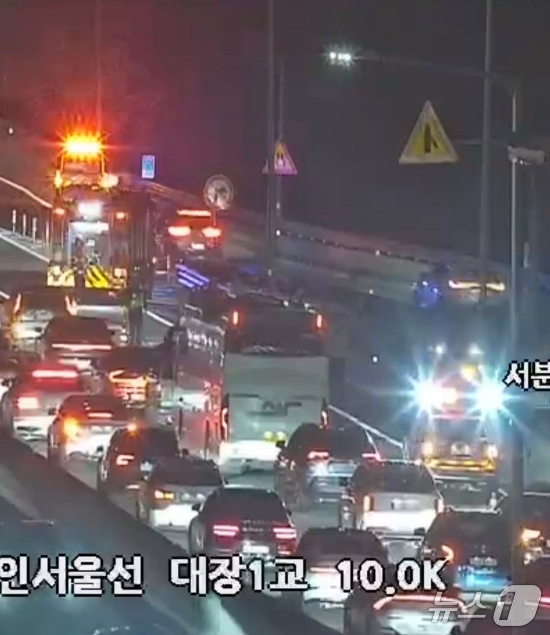 본문 이미지 - 화재 현장. (한국도로공사 CCTV 갈무리. 재판매 및 DB 금지) 2026.4.21/뉴스1 