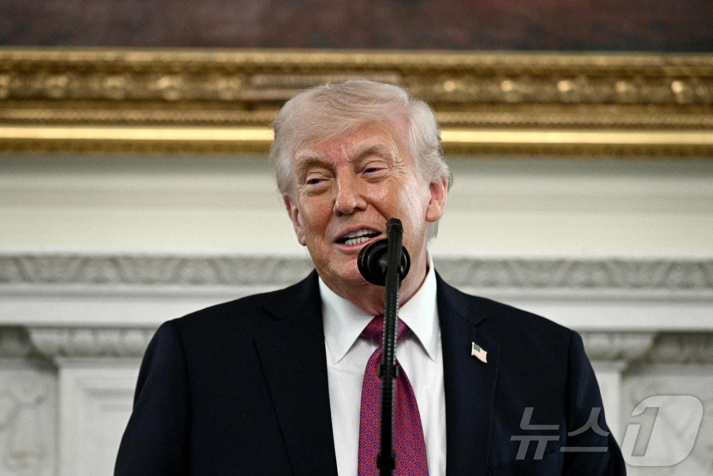 본문 이미지 - 도널드 트럼프 미국 대통령이 21일(현지시간) 워싱턴DC 백악관에서 열린 NCAA 챔피언의 날 행사에서 연설하고 있다. 2026.04.21. ⓒ AFP=뉴스1