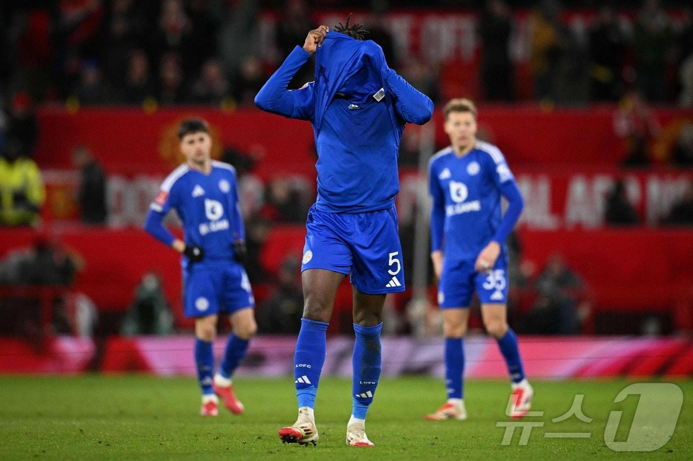 본문 이미지 - 레스터시티가 2026-27시즌 3부리그에서 활동하게 됐다. ⓒ AFP=뉴스1