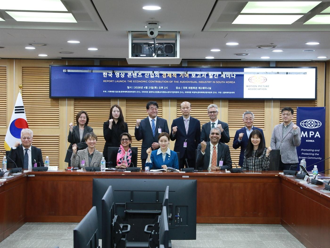 본문 이미지 - 영국 연구기관 옥스퍼드 이코노믹스(Oxford Economics)가 작성한 이 보고서에는 한국 영상 콘텐츠 산업이 2025년 한 해 동안 24조800억원의 경제적 가치를 창출하고 29만1100개 일자리를 지원했다고 봤다. 분석 대상에는 영화, TV, VOD 서비스가 포함됐다.