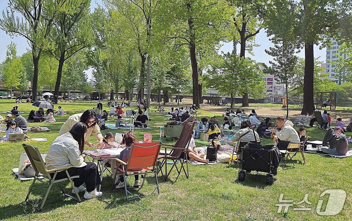 본문 이미지 - 증평 미루나무숲 미술대회 모습(증평군 제공. 재판매 및 DB금지)