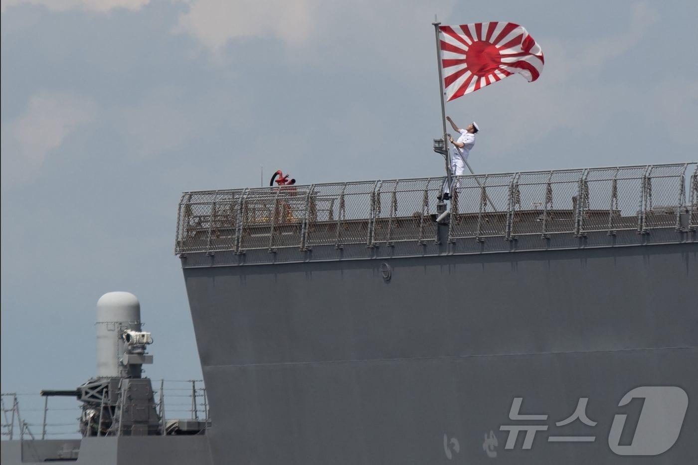 본문 이미지 - 필리핀 마닐라에 입항한 일본 해상자위대의 헬기 구축함 'JS 이세함'의 해상자위대 깃발이 펄럭이는 모습. 2025.06.21 ⓒ AFP=뉴스1