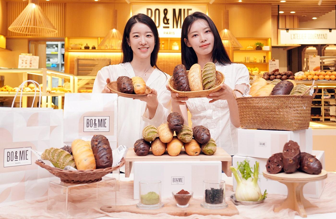 본문 이미지 -  21일 서울 서초구 신세계백화점 강남점 보앤미 매장에서 모델들이 비엔누아즈 신메뉴 5종을 소개하고 있다.(신세계푸드 제공)