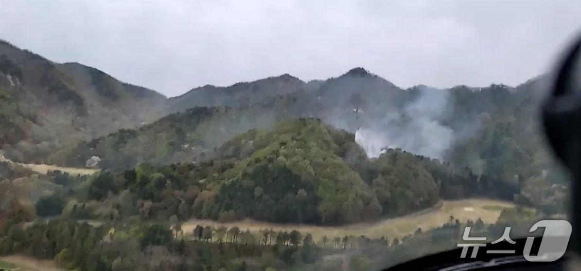 본문 이미지 - 22일 오전 6시 10분쯤 대구 동구 도학동 팔공산에서 산불이 발생해 진화 헬기가 투입됐다.(산림청 제공. 재판매 및 DB 금지)2026.4.22/뉴스1