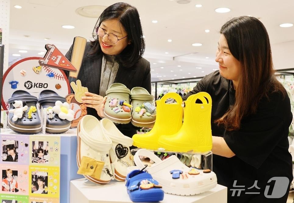 본문 이미지 - 롯데백화점 상인점 5층 크록스 매장에서 직원이 다양한 디자인의 크록스 상품을 살펴보고 있다.(롯데백화점 제공, 재판매 및 DB 금지)