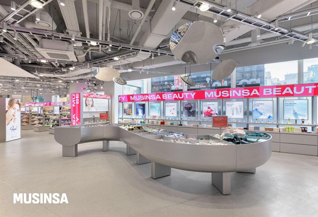 본문 이미지 - 무신사 메가스토어 성수에 조성된 '무신사 뷰티' 오프라인 매장(무신사 제공)