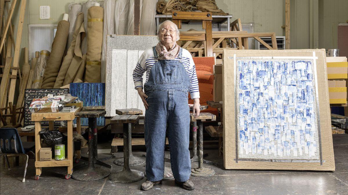 본문 이미지 - Ha Chong-Hyun in his studio. Photo by Chunho An (샌프란시스코 아시아 미술관 제공)