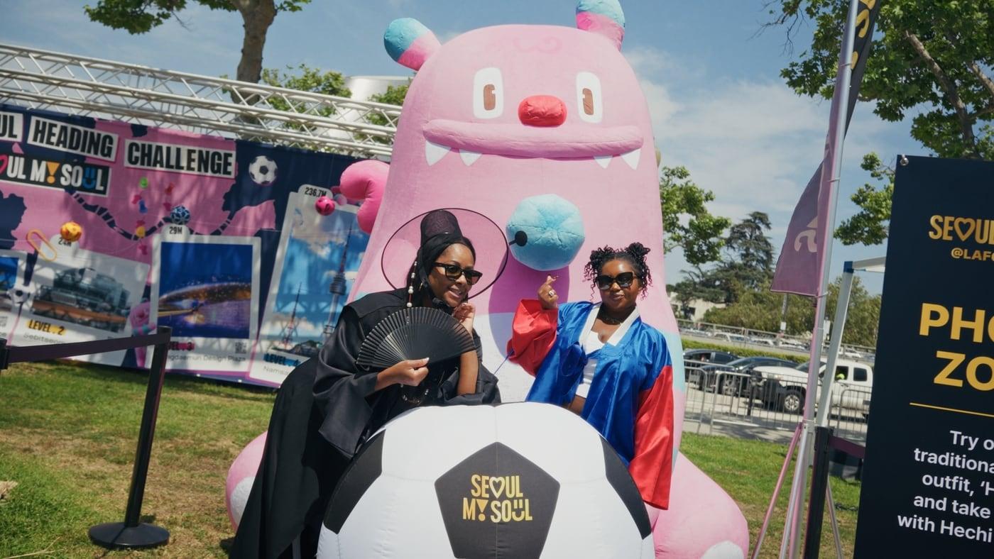 본문 이미지 - 대형 해치 포토존에서 전통 궁중 복식을 입고 촬영하는 외국인(서울관광재단 제공)