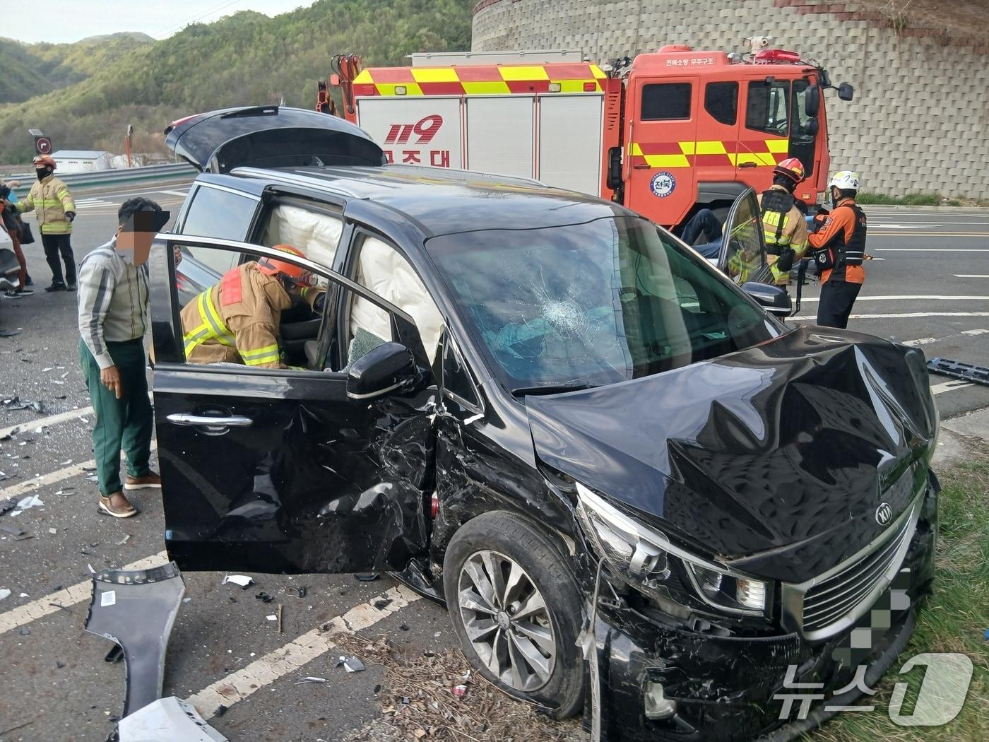 본문 이미지 - 21일 오후 5시 51분께 전북 무주군 적상면의 한 교차로에서 SUV와 승합차가 충돌하는 사고가 발생했다.(전북소방본부 제공. 재판매 및 DB금지)