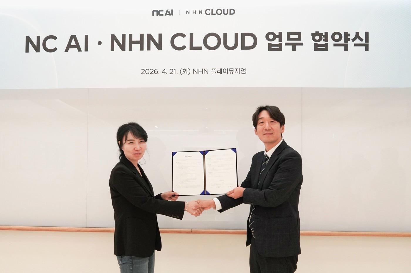본문 이미지 - NC AI가 21일 NHN 클라우드와 인공지능(AI) 설루션 및 클라우드 인프라 기반 공동 사업 추진을 위한 업무협약(MOU)을 체결했다. 이연수 NC AI 대표(왼쪽)와 김동훈 NHN클라우드 대표가 기념 사진을 촬영하고 있다.(NC AI 제공. 재판매 및 DB금지)2026.4.22 ⓒ 뉴스1