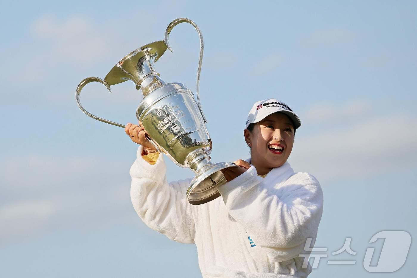 본문 이미지 - 2025년 셰브론 챔피언십 정상에 오른 사이고 마오. ⓒ AFP=뉴스1