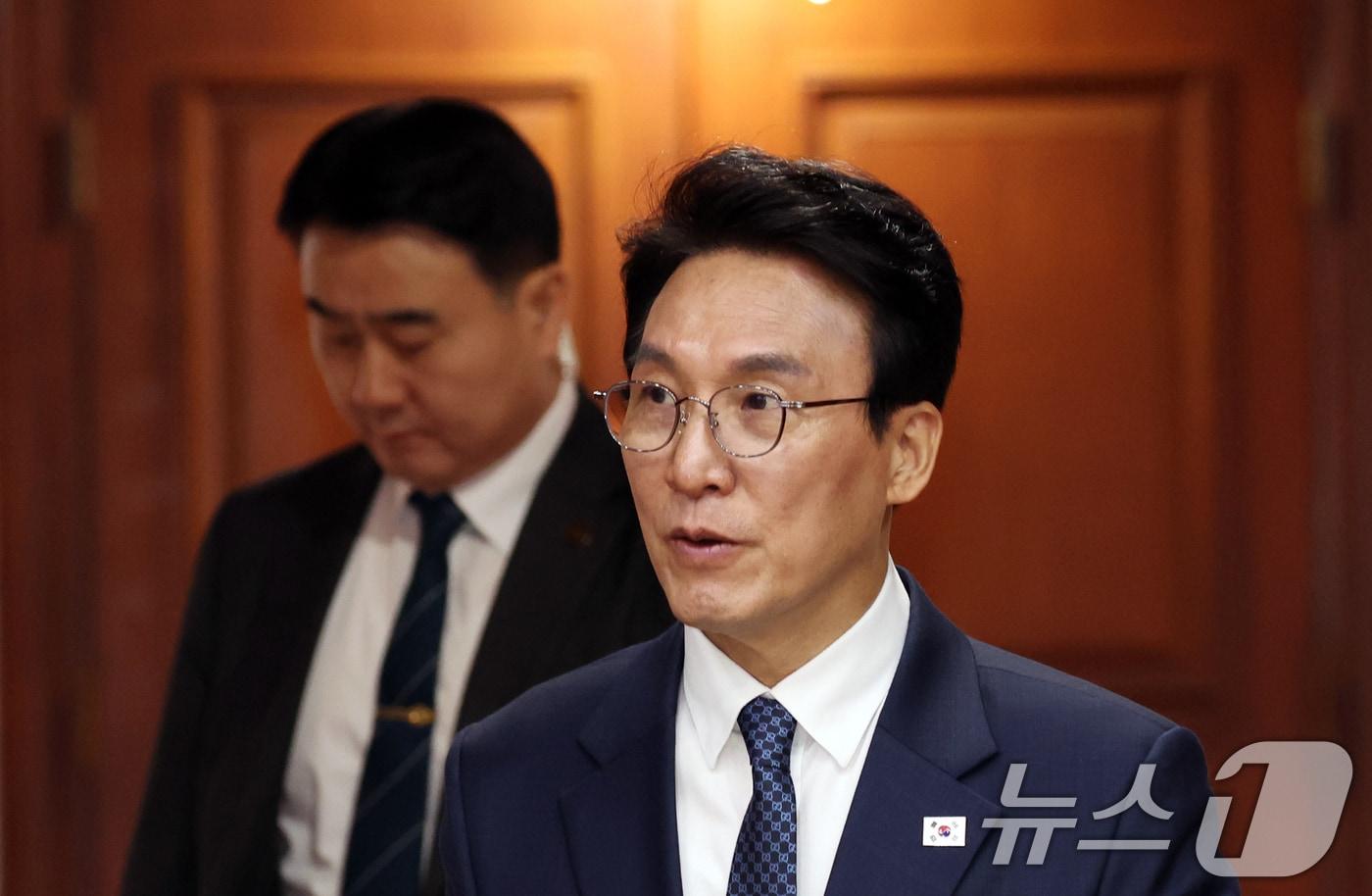 본문 이미지 - 김민석 국무총리가 지난 22일 서울 종로구 세종대로 정부서울청사에서 열린 비상경제본부회의에 참석하고 있다. 2026.4.22 ⓒ 뉴스1 김명섭 기자