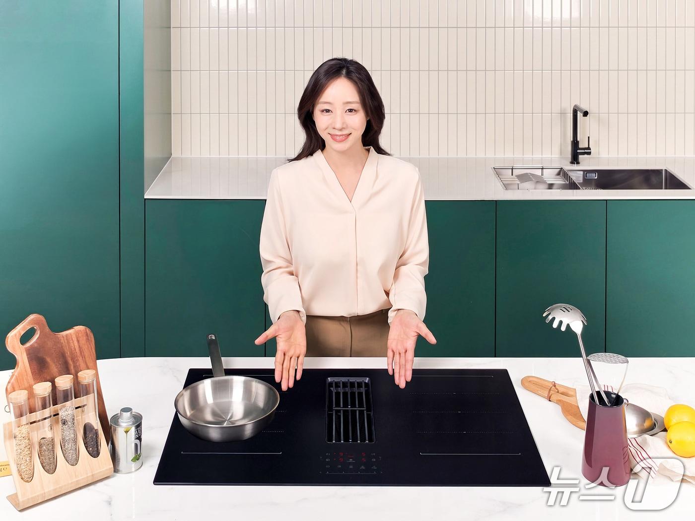 본문 이미지 - 삼성전자가 인피니트 라인의 후드일체형 인덕션 제품을 출시했다. (사진제공 = 삼성전자) 