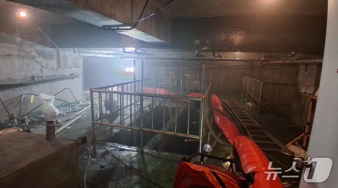 본문 이미지 - 21일 오전 10시 21분쯤 절단 작업 중 불이 난 경북 봉화군 봉화읍의 건물 지하 정화조.(경북소방본부 제공. 재판매 및 DB 금지)2026.4.22/뉴스1