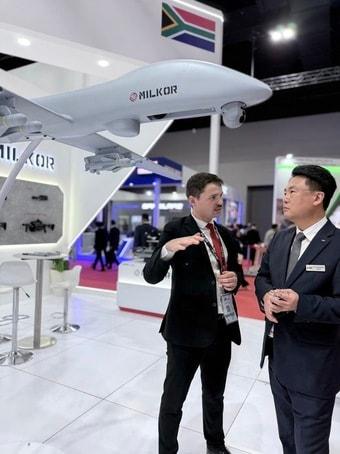 본문 이미지 - LIG 디펜스&에어로스페이스가 남아프리카공화국의 방위산업체 밀코르(Milkor)와 미래 무인 항공플랫폼 및 통합 임무장비 기술 협력을 위한 업무협약을 체결했다고 22일 밝혔다. 밀코르 부스에서 양사 관계자가 대화를 나누고 있는 모습. (LIG D&A 제공)