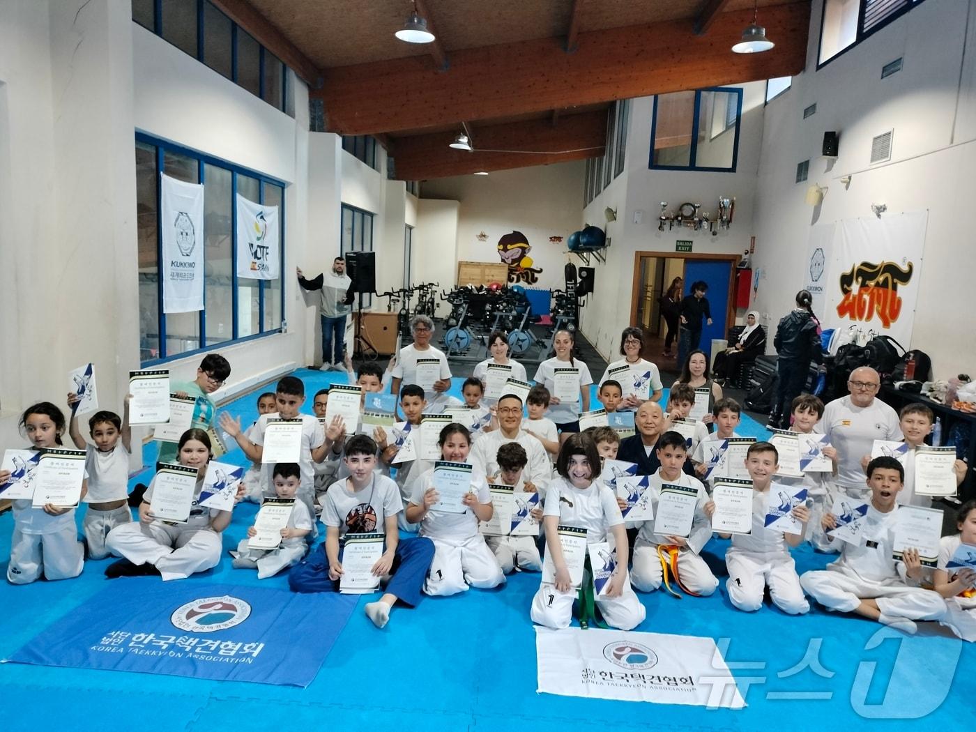 본문 이미지 - 스페인 알리칸테 택견 교육 수료식(충주시 제공. 재판매 및 DB금지)