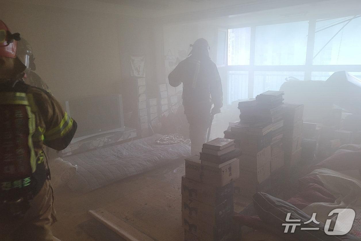 본문 이미지 - 21일 오후 3시 54분쯤 불이 난 경북 포항시 남구 효자동의 한 아파트에서 소방대원들이 진화 후 수색하고 있다.(경북소방본부 제공. 재판매 및 DB 금지)2026.4.22/뉴스1