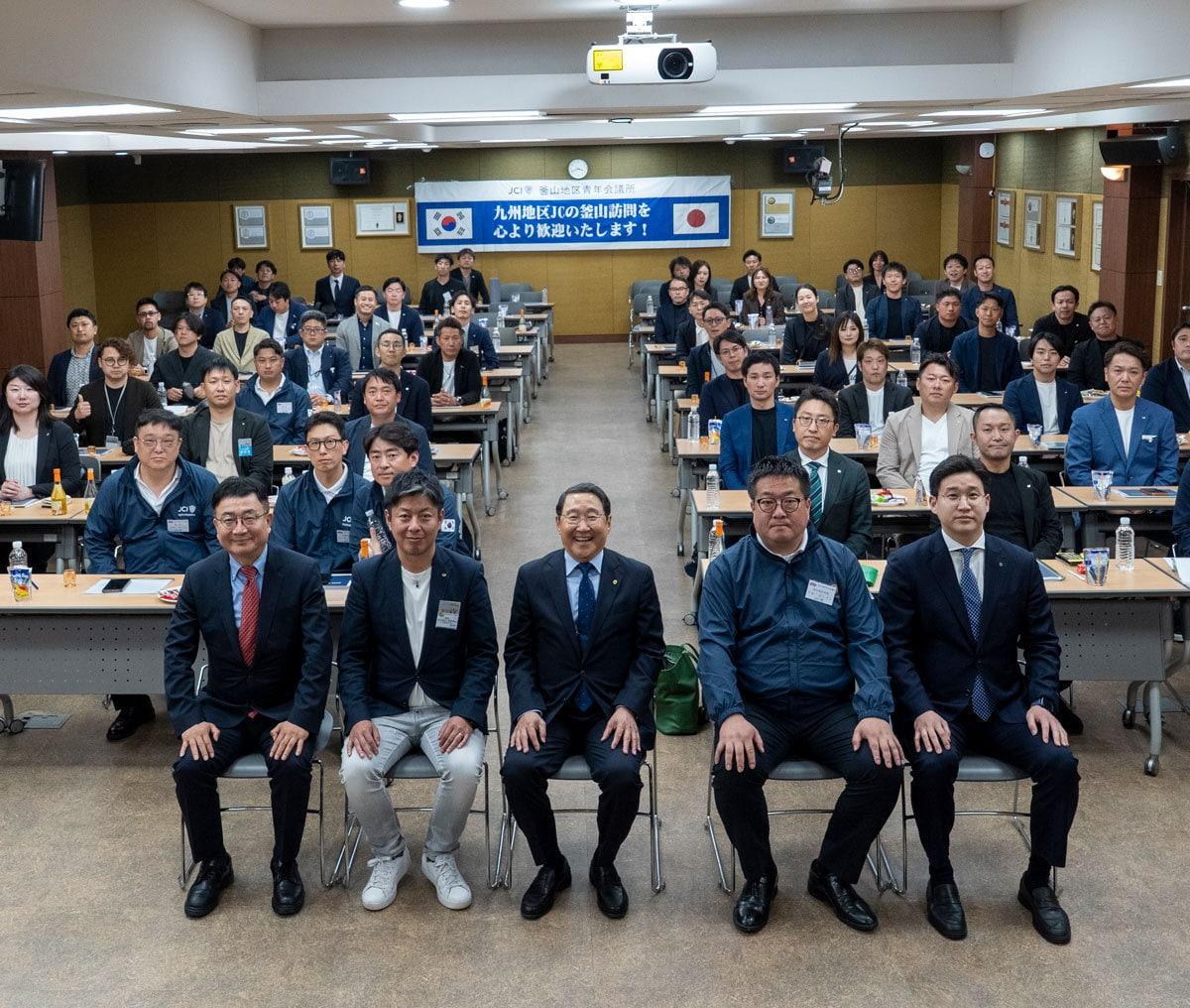본문 이미지 -  '2026 규슈(九州) GLS(Global Leadership School) in Busan' 행사에 참여한 내빈들이 기념사진을 촬영하고 있다. (왼쪽부터)최강진 골든블루 부사장, 요시유키 테루마사 규슈지구 JC 지구회장, 최용석 골든블루 부회장, 설영인 부산지구 JC 지구회장, 최현욱 골든블루 전략기획실 부실장.(골든블루 제공)
