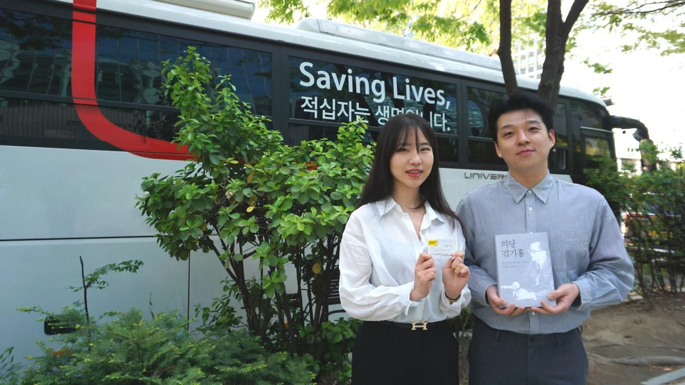 본문 이미지 - 한세예스24그룹 계열사 임직원들이 16일 여의도 일신빌딩 인근에 마련된 이동식 헌혈버스에서 헌혈 캠페인에 참여하고 있다.