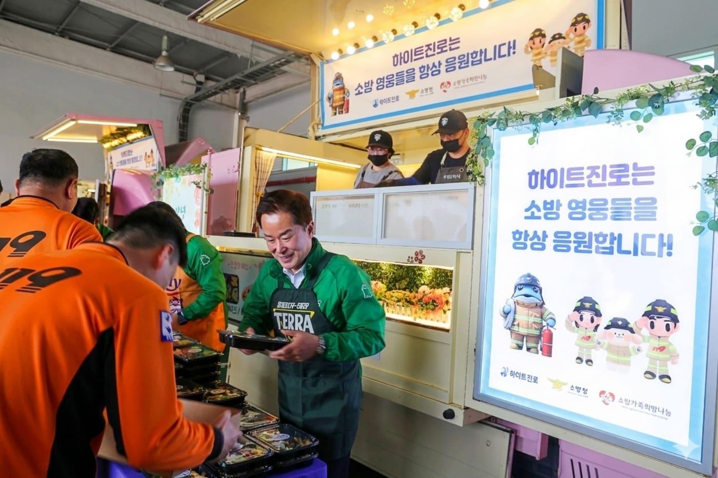 본문 이미지 - 하이트진로 장인섭 대표가 이달 21일 대구 중앙119구조본부에서 열린 '감사의 간식차' 행사에 참석한 가운데 소방공무원들에게 간식을 배식하고 있다.(하이트진로 제공) 