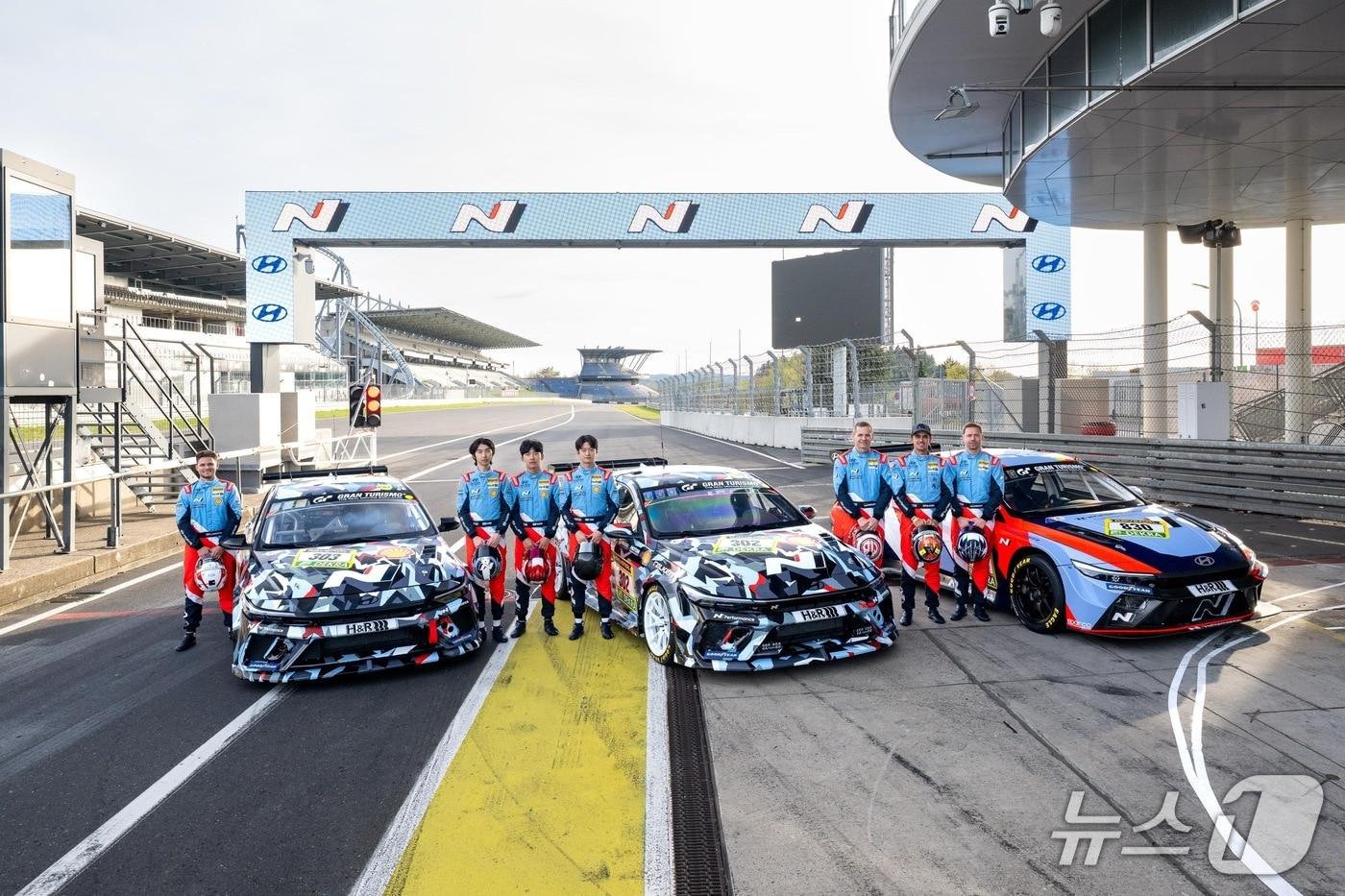 본문 이미지 - 내달 14일(현지시각)부터 17일까지 독일에서 열리는 자동차 내구 레이스 대회 '2026 뉘르부르크링 24시' 본선에 현대자동차 고성능 브랜드 '현대 N'으로 출전하는 선수들이 뉘르부르크링 서킷을 배경으로 기념 사진을 촬영한 모습. 왼쪽부터 CJ 세풀베다, 김규민, 신우진, 김영찬, 마크 바쎙, 미켈 아즈코나, 니코 바스티안 선수(현대차 제공). 2026.4.22.