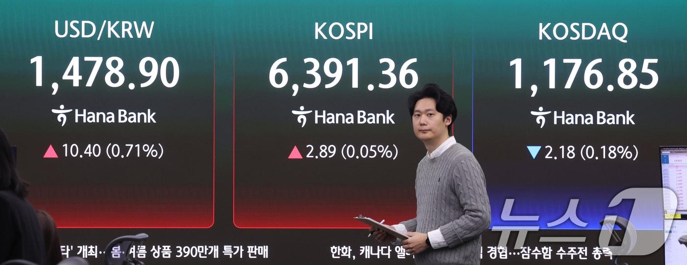 본문 이미지 - 22일 오전 서울 중구 하나은행 딜링룸에 개장 시황이 나오고 있다. 2026.4.22 ⓒ 뉴스1 조연우 인턴기자