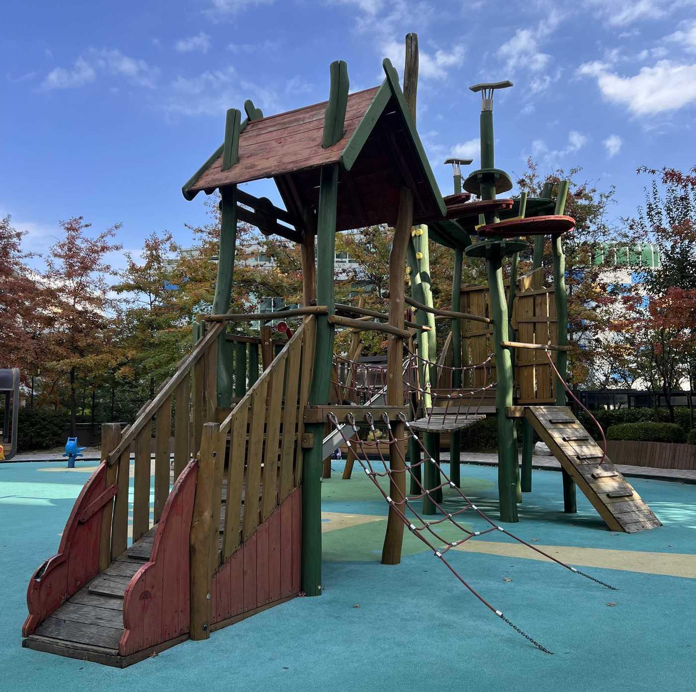 본문 이미지 - 보수를 마친 어린이놀이터