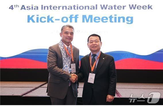 본문 이미지 - 윤석대 한국수자원공사 사장(오른쪽)이 필리핀 후안 미겔 쿠나 환경천연자원부 장관과 만나 협력방안을 논의한 후 기념사진을 촬영하고 있다. (한국수자원공사 제공.재판매 및 DB금지)/뉴스1