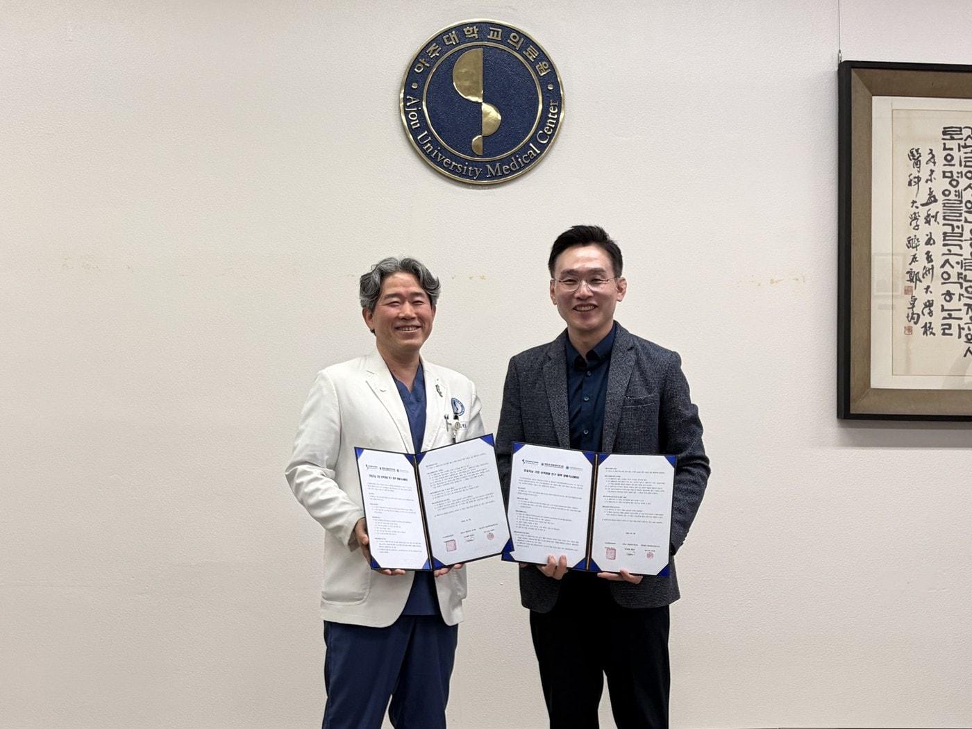 본문 이미지 - MOU 행사 진행 후 기념 촬영 중인 김철호 아주대학교 콰트로 정밀의약 연구원 원장(좌), 신현진 목암생명과학연구소 소장. (GC 제공)