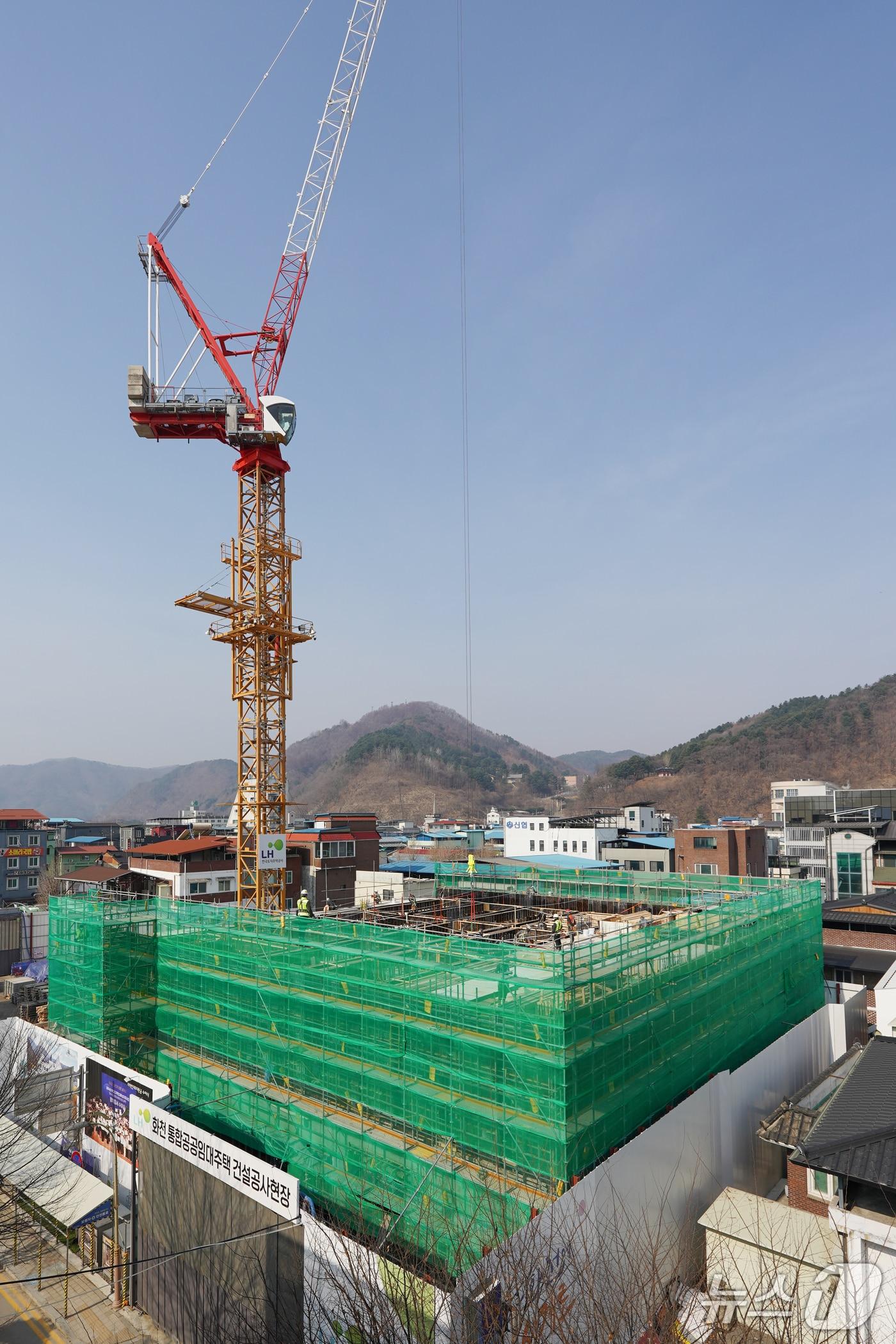 본문 이미지 - 강원 화천군 화천읍 하리에 건설 중인 산천어 행복타운 주거시설 현장.(화천군 제공, 재판매 및 DB금지) 
