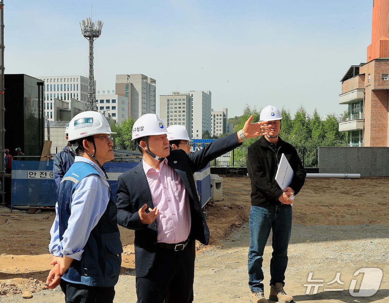 본문 이미지 - 서철모 서구청장이 건설 현장에서 민관합동 안전 점검을 하고 있다.