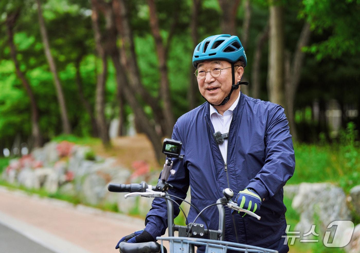 본문 이미지 - 윤호중 행정안전부 장관이 22일 세종시에서 공공기관 차량 2부제 시행에 맞춰 공영자전거를 이용해 출근하고 있다.(행정안전부 제공)