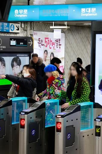 본문 이미지 - 명동역에서 외국인 관광객이 게이트를 통과하고 있다.
